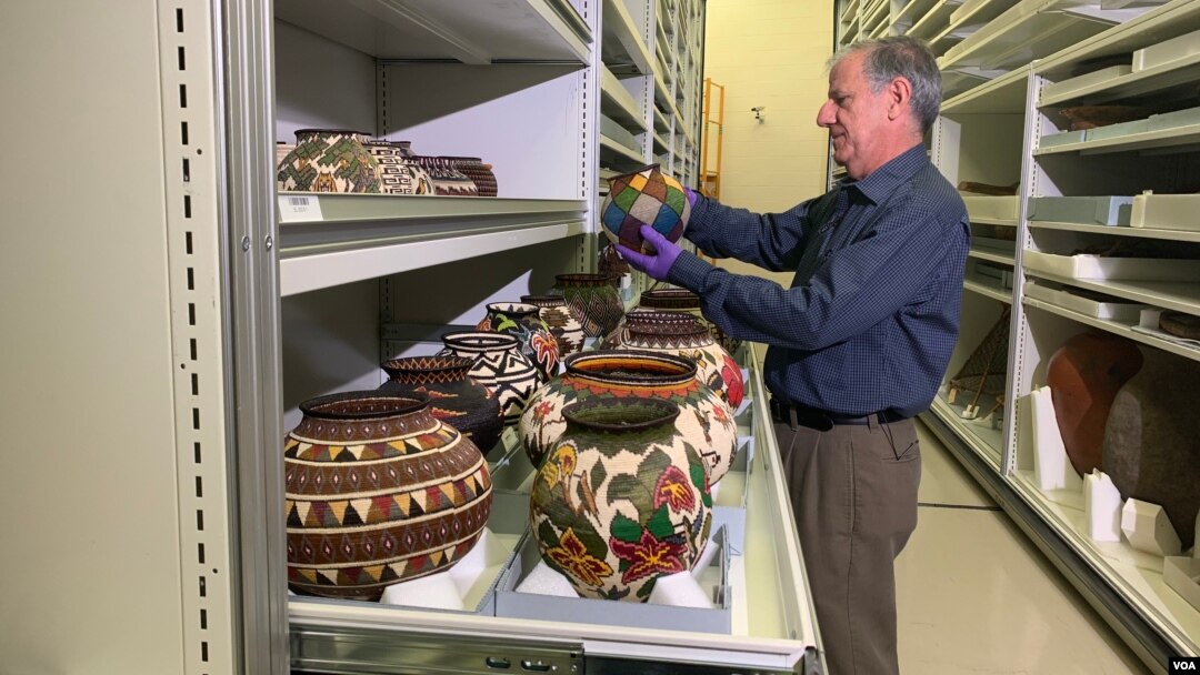 El curador Antonio Curet observa con detalle algunas de las más de 100 mil piezas indígenas en el Centro de Recursos del Museo Nacional del Indígena en Washington. 