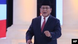 Capres Prabowo Subianto dalam acara debat Pilpres kedua di Jakarta hari Minggu (17/2).