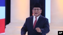 Capres Prabowo Subianto dalam acara debat Pilpres kedua di Jakarta hari Minggu (17/2).