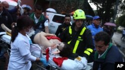 Seorang wanita dievakuasi dengan sebuah tandu setelah terjadinya ledakan di pusat perbelanjaan Centro Andino di Bogota, Kolombia, 17 Juni 2017 (foto: AP Photo/Ricardo Mazalan)