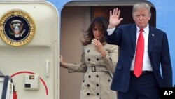 Presiden AS Donald Trump dan ibu negara Melania Trump tiba di bandara militer Melsbroek, Belgia, Selasa (10/7). 