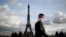 TƯ LIỆU: Một người đeo khẩu trang bước đi trên quảng trường Trocadero gần Tháp Eiffel ở Paris, Pháp, ngày 22 tháng 1, 2021. 
