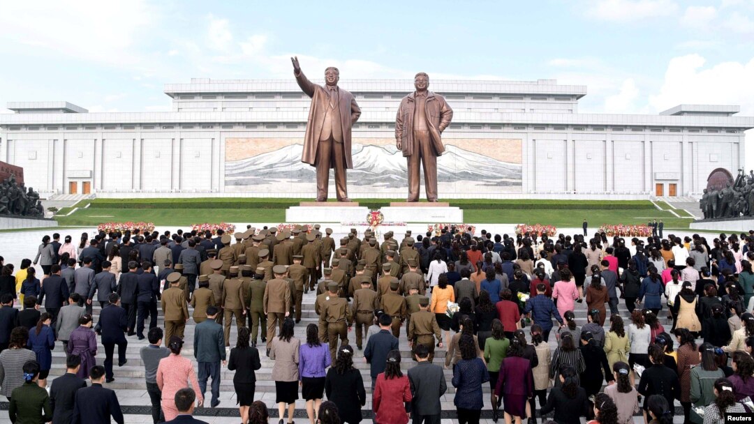 북한 주민들이 평양 만수대 언덕에 있는 김일성·김정일 부자 동상에 참배하고 있다. (자료사진)