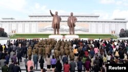 북한 주민들이 평양 만수대 언덕에 있는 김일성·김정일 부자 동상에 참배하고 있다. (자료사진)