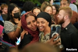 Ilhan Omar, Anggota DPR AS dari Partai Demokrat foto bersama para pendukungnya setelah mengumumkan kemenangannya dalam pemilihan pendahuluan Partai Demokrat di Nighthawks di Minneapolis, Minnesota, AS, 13 Agustus 2024. (Ben Brewer/REUTERS)