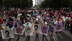 Recordando 9 años de la desaparición de 43 jóvenes Ayotzinapa, México, protestan contra el gobierno y el Ejército
