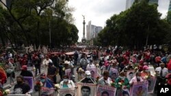 Familiares y compañeros de clase de los 43 estudiantes universitarios de Ayotzinapa desaparecidos marchan en la Ciudad de México el 26 de septiembre de 2022 para conmemorar el aniversario de su desaparición. 