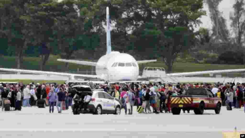 Des passagers sur la piste de l&rsquo;aéroport Fort Lauderdale, 6 janvier 2016