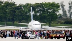 Des passagers sur la piste de l’aéroport Fort Lauderdale, 6 janvier 2016