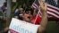 Сторонники Дональда Трампа устроили митинг в поддержку президента рядом с гольф-клубом в Дорале, где в четверг прошел круглый стол "Латиноамериканцы за Трампа"