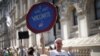 Seorang demonstran anti-lockdown dan anti-vaksin memegang plakat dalam aksi protes di Downing Street, di tengah pandemi COVID-19, London, Inggris, 14 Juni 2021. (REUTERS/Henry Nicholls)
