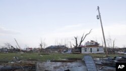 印第安纳州一个小镇龙卷风过后的情景