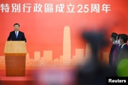 Presiden China Xi Jinping berbicara pada saat kedatangannya melalui kereta api berkecepatan tinggi, menjelang peringatan 25 tahun penyerahan bekas jajahan Inggris ke pemerintahan China, di Hong Kong, China pada 30 Juni 2022. (Foto: via Reuters)