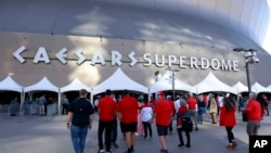 Los fanáticos caminan a través de los controles de seguridad al ingresar al Caesars Superdome antes del partido de playoffs de fútbol americano universitario de la NCAA Sugar Bowl, el jueves 13 de enero de 2025 en Nueva Orleáns. 