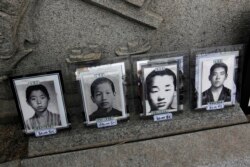 2011년 4월 한국 파주 임진각에서 열린 납북자 관련 행사에 북한에 납치된 것으로 의심되는 사람들의 사진이 놓여있다.