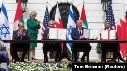 USA, Washington, Bahrain’s Foreign Minister Abdullatif Al Zayani applauds as Israel's Prime Minister Benjamin Netanyahu, U.S. President Donald Trump and United Arab Emirates (UAE) Foreign Minister Abdullah bin Zayed display their copies of signed agreemen