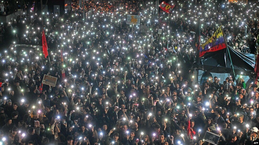 Studenti i građani blokiraju zgradu RTS-a, 11. mart 2025. (OLIVER BUNIC / AFP)
