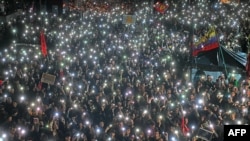 Studenti i građani blokiraju zgradu RTS-a, 11. mart 2025. (OLIVER BUNIC / AFP)