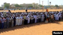 Des membres de groupes islamiques en prière, à Khartoum, Soudan, 3 mai 2011. 