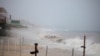 Ombak menyapu area pantai El Medano di Cabo San Lucas, Baja California, Meksiko, pada 13 September 2024, sebelum badai tropis Ileana tiba di wilayah tersebut. (Foto: Reuters/Fernando Castillo)