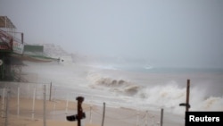 Ombak menyapu area pantai El Medano di Cabo San Lucas, Baja California, Meksiko, pada 13 September 2024, sebelum badai tropis Ileana tiba di wilayah tersebut. (Foto: Reuters/Fernando Castillo)