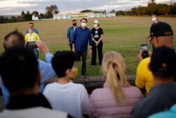 El presidente de Brasil, Jair Bolsonaro, saluda a partidarios durante una ceremonia de bajada de la bandera nacional en el Palacio de la Alvorada en Brasilia, el 18 de julio de 2020.