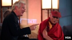 Richard Gere compartió una exposición con el Dalai Lama en una universidad de Atlanta, en 2010.