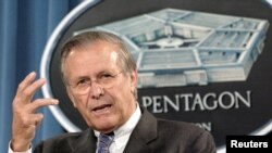 El secretario de Defensa, Donald Rumsfeld, habla a los reporteros desde el Pentágono en 2004.