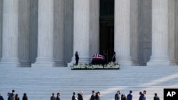 El féretro de la jueza Ruth Bader Ginsburg yace bajo e pórtico de la Corte Suprema en Washington el miércoles, 23 de septiembre de 2020.