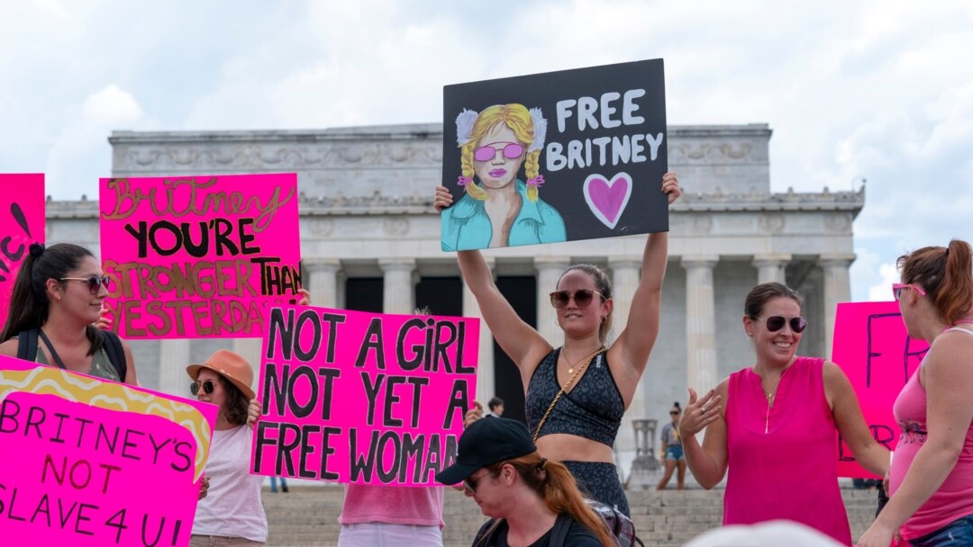 Penggemar dan pendukung dari bintang pop Britney Spears melakukan protes dalam sebuah demonstrasi di Lincoln Memorial, Washington, pada 14 Juli 2021. Protes tersebut merupakan bagian dari dukungan terhadap Britney agar lepas dari kontrol sang Ayah. (Foto: AP)