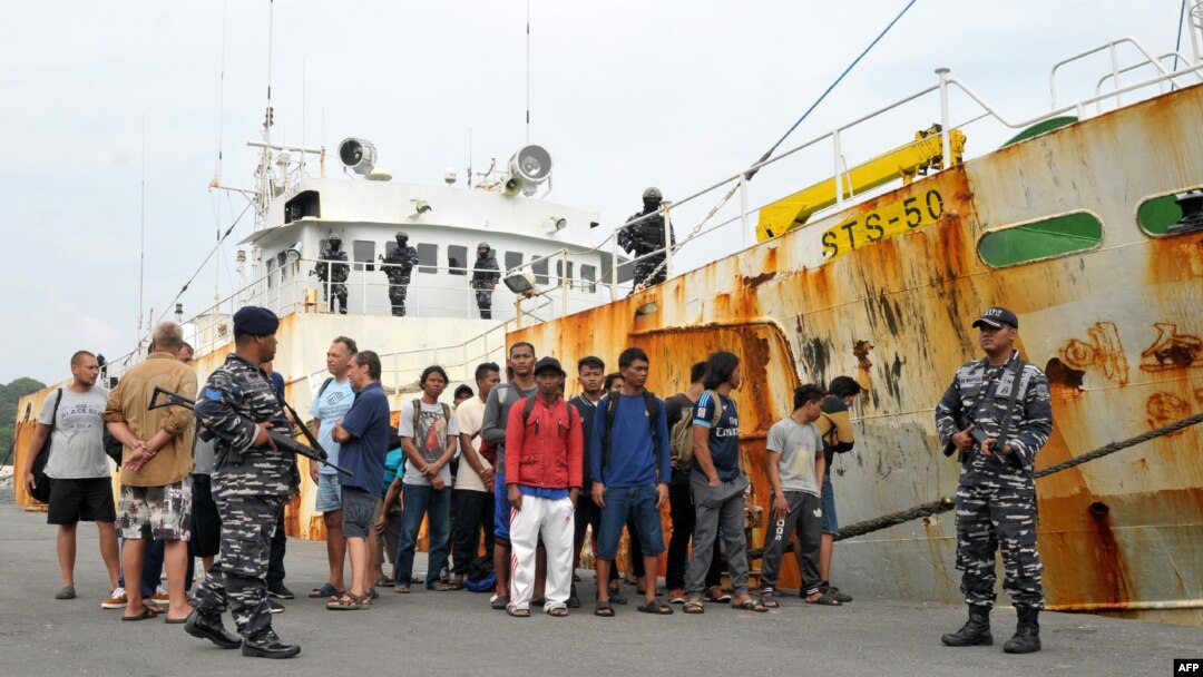 Tentara Indonesia mengawal anak buah kapal di samping kapal yang diduga sebagai “kapal budak” di pelabuhan Angkatan Laut di Sabang, 7 April 2018, menyusul pengejaran dramatis di laut bergelombang tinggi. Kapal ditangkap sekitar 60 mil dari Pulau Weh, Aceh.