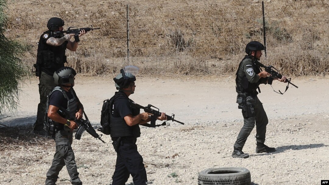 Lực lượng Israel, được điều động đến biên giới với Gaza ở miền nam Israel, truy quét khu vực gần Ashdod vào ngày 8 tháng 10 năm 2023 khi cuộc giao tranh với các chiến binh Hamas vẫn tiếp tục.
