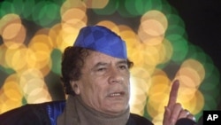 Tsohon shugaban kasar Libya Moammar Gadhafi a wani taron manema labarai. Feb. 5, 2001,