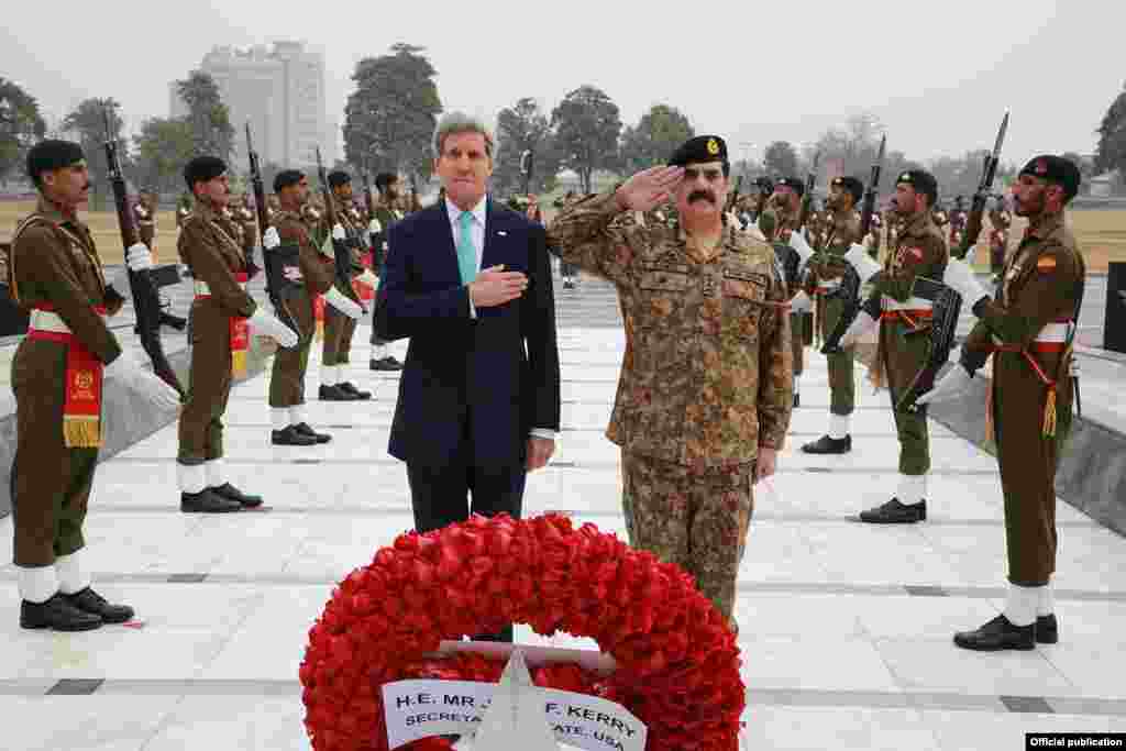آئی ایس پی آر کے مطابق جان کیری نے دہشت گردی کی جنگ میں ہلاک ہونے والے پاکستانی فوجیوں کو خراجِ عقیدت پیش کیا۔