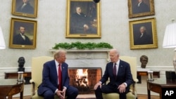 ARCHIVO - El presidente Joe Biden y el presidente electo Donald Trump captados en el Despacho Oval de la Casa Blanca el 13 de noviembre de 2024, una semana después de la victoria del republicano para un segundo mandato en Estados Unidos.