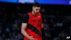 Pemain NBA asal Turki, Enes Kanter, yang bermain untuk klub Portland Trailblazers dalam playoffs lalu. 