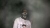 ARCHIVO - Un hombre viste una camiseta con el retrato del líder de Al Qaeda Zakir Rashid Bhat, también conocido como Zakir Musa, durante una protesta en la localidad de Dadasara, en la India, país vecino de Afganistán.