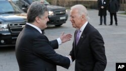 Президент Петро Порошенко вітає віце-президента США Джозефа Байдена. Київ. 21 листопада.