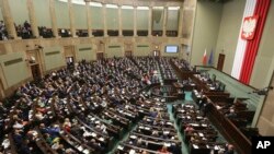 La Première ministre polonaise Beata Szydlo s’adressant aux membres du Parlement lors d’un débat houleux sur une proposition visant à restreindre la loi sur l’avortement, Varsovie, 6 octobre 2016. (AP Photo/Czarek Sokolowski)