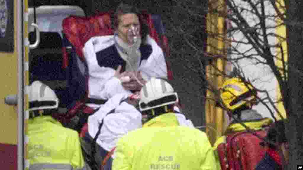 Evacuation d&#39;une victime à Bruxelles, le 22 mars 2016.