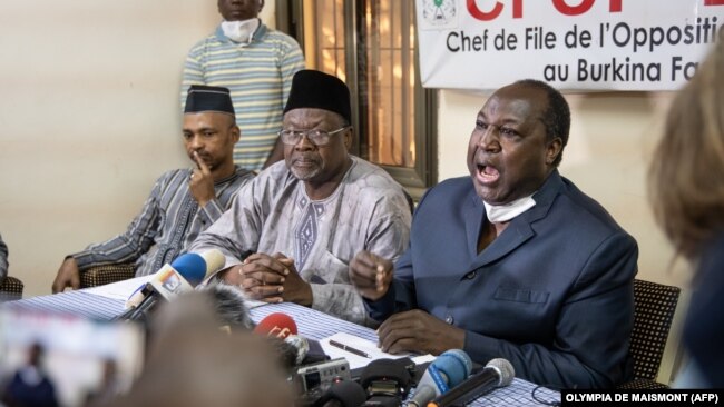 Les candidats à la présidence Tahirou Barry (à gauche), Ablasse Ouedraogo (au centre) et Zephirin Diabre (à droite) donnent une conférence de presse pour dénoncer la "fraude massive" à Ouagadougou, le 21 novembre 2020, à la veille des élections présidentielles.