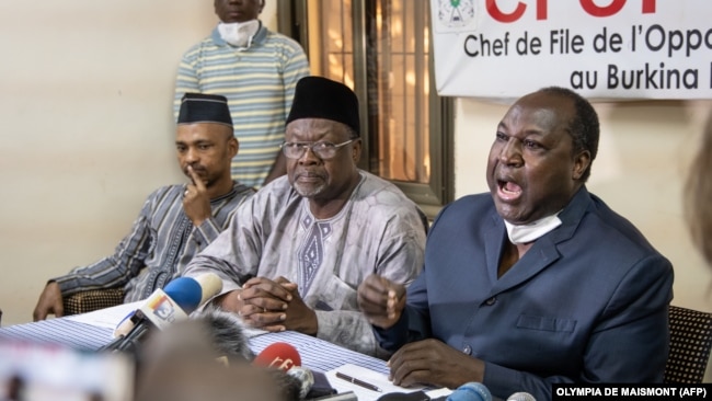Les candidats à la présidence du Burkina Faso Tahirou Barry (à g.), Ablasse Ouedraogo et Zephirin Diabre (à dr.) s'adressent à la presse pour dénoncer une "fraude massive" à Ouagadougou, le 21 novembre 2020, à la veille des élections présidentielles.