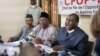 Le candidat à la présidence du Burkina Faso Tahirou Barry (à gauche), Ablasse Ouedraogo (2e à gauche) et Zephirin Diabre (à droite) donnent une conférence de presse pour dénoncer la "fraude massive" à Ouagadougou, le 21 novembre 2020.