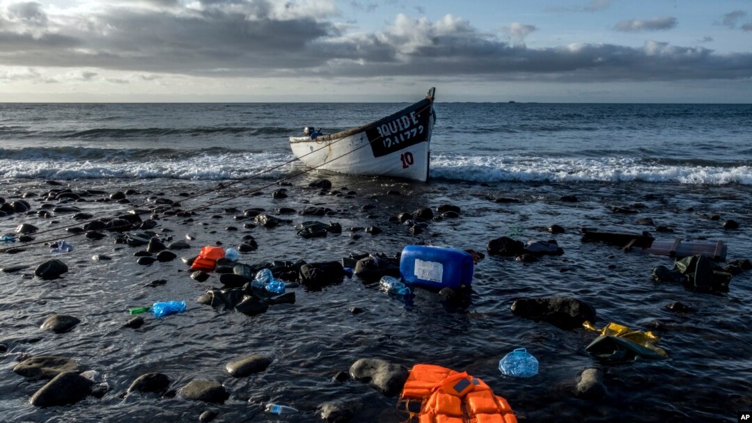 ARHIVA - Drveni čamac sa migrantima iz Maroka prevrnuo se blizu obale Kanarskih ostvra, 16. oktobra 2020. (Foto: AP/Javier Bauluz) 