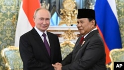 FILE - Russian President Vladimir Putin, left, and Indonesian Defense Minister and President-Elect Prabowo Subianto shake hands during their meeting at the Kremlin in Moscow, Russia, July 31, 2024.