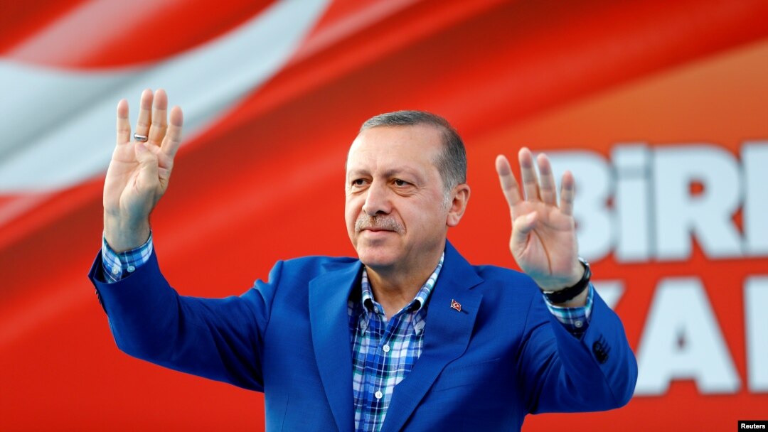 Tổng thống Thổ Nhĩ Kỳ Recep Tayyip Erdogan chào người dân tại một buổi tập hợp ở thành phố Gaziantep, Thổ Nhĩ Kỳ, ngày 28 tháng 8, 2016. 