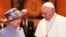 El papa Francisco y la Reina de Inglaterra conversaron en el Vaticano.