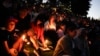 Cientos participan el 21 de abril de 2024 en vigilia en Bondi Beach de Sydney para recordar a las víctimas de ataque en un centro comercial en Australia. Un oficial de policía mató a tiros al agresor, el 13 de abril, después de que este asesinara a puñaladas a seis personas.