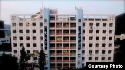 香港中文大学学生宿舍楼挂起罢课标语（学联fb图片 ）