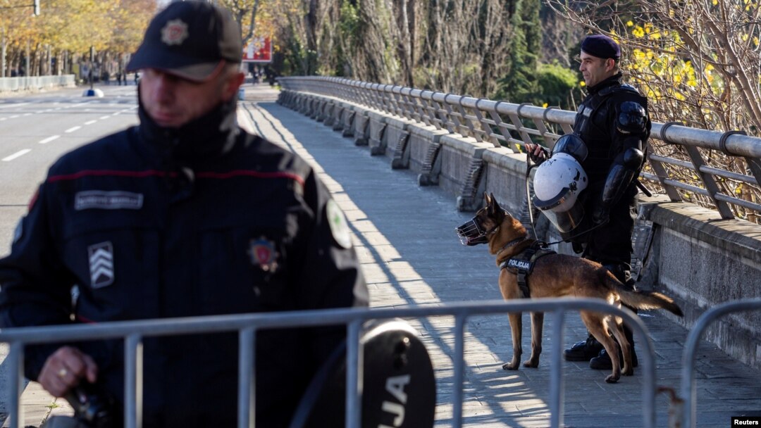 Policija ispred barikada uoči glasanja o Zakonu o slobodi vjeroispovjesti, 26. decembar 2019. (Foto: Rojters/Stevo Vasiljević)